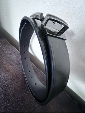 Kenneth Cole Black Leather Belt with roughed up  Buckle SMALL (30-32)